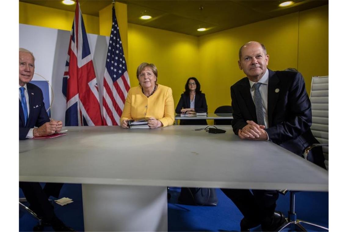 Deutsches Duett: Merkel präsentiert Scholz auf der Weltbühne Angela Merkel (CDU), geschäftsführende Bundeskanzlerin, und Olaf Scholz (SPD), Bundesfinanzminister und Kanzlerkandidat, im Gespräch mit US-Präsident Joe Biden. Foto: Oliver Weiken/dpa