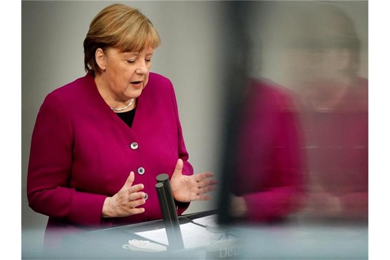 Angela Merkel (CDU) gibt im Bundestag eine Regierungserklärung ab. Foto: Michael Kappeler/dpa