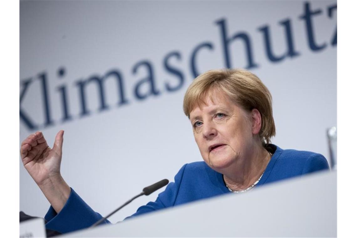 Merkel: Kontrolle von Klimaschutzzielen gesetzlich verankern Angela Merkel (CDU), nimmt an einer Pressekonferenz teil. Foto: Christoph Soeder/dpa