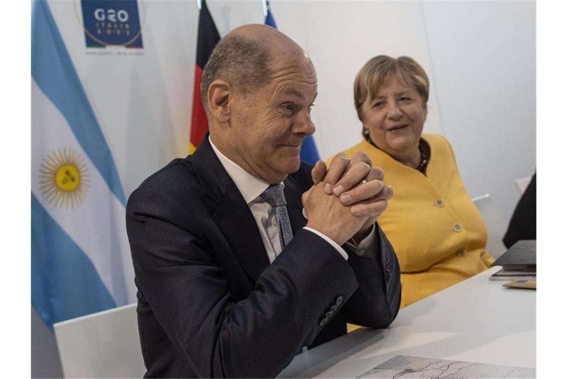 Deutsches Duett: Merkel präsentiert Scholz auf der Weltbühne Angela Merkel (CDU,r), geschäftsführende Bundeskanzlerin, und Olaf Scholz (SPD), Bundesfinanzminister und Kanzlerkandidat, am Rande des G20-Gipfels im Konferenzzentrum. Foto: Oliver Weiken/dpa