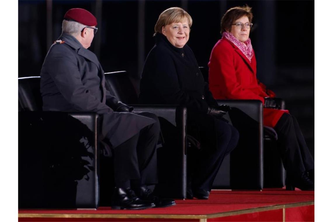 Angela Merkel die Zeremonie zusammen mit Verteidigungsministerin Annegret Kramp-Karrenbauer und dem Generalinspekteur der Bundeswehr, General Eberhard Zorn. Foto: Odd Andersen/AFP POOL/dpa