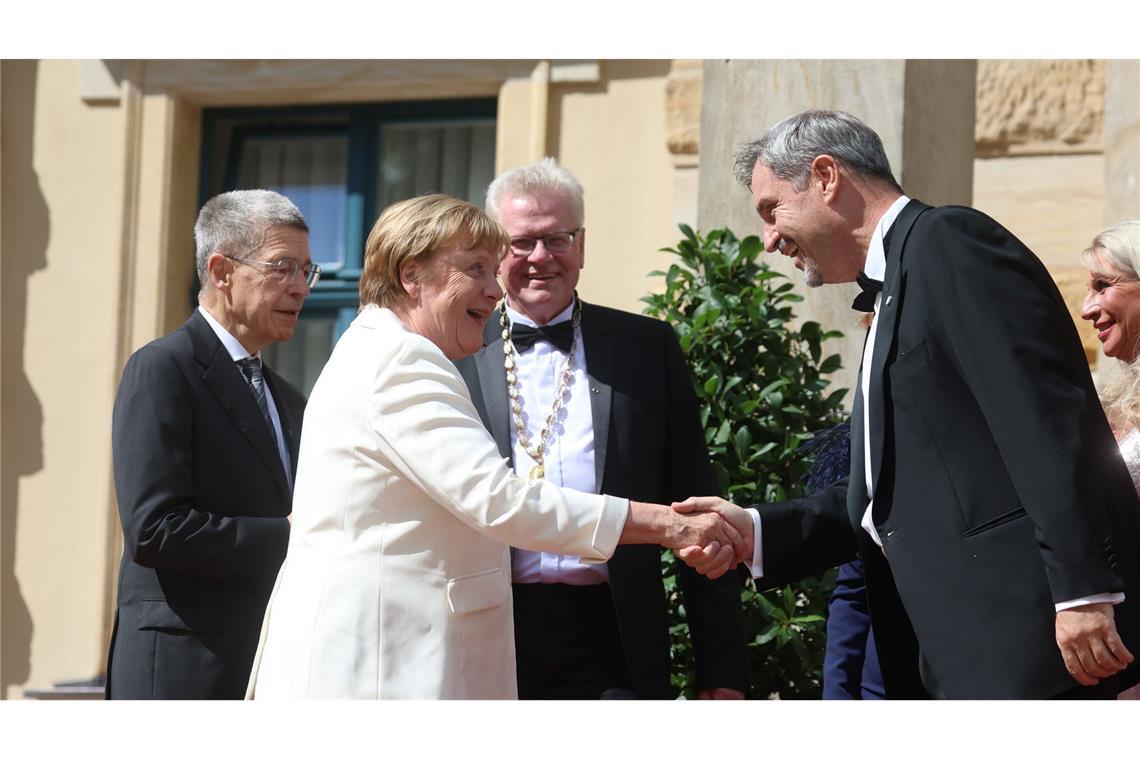 Roter Teppich für die Politik - Bayreuth-Start nach Gewitter Angela Merkel in Bayreuth.