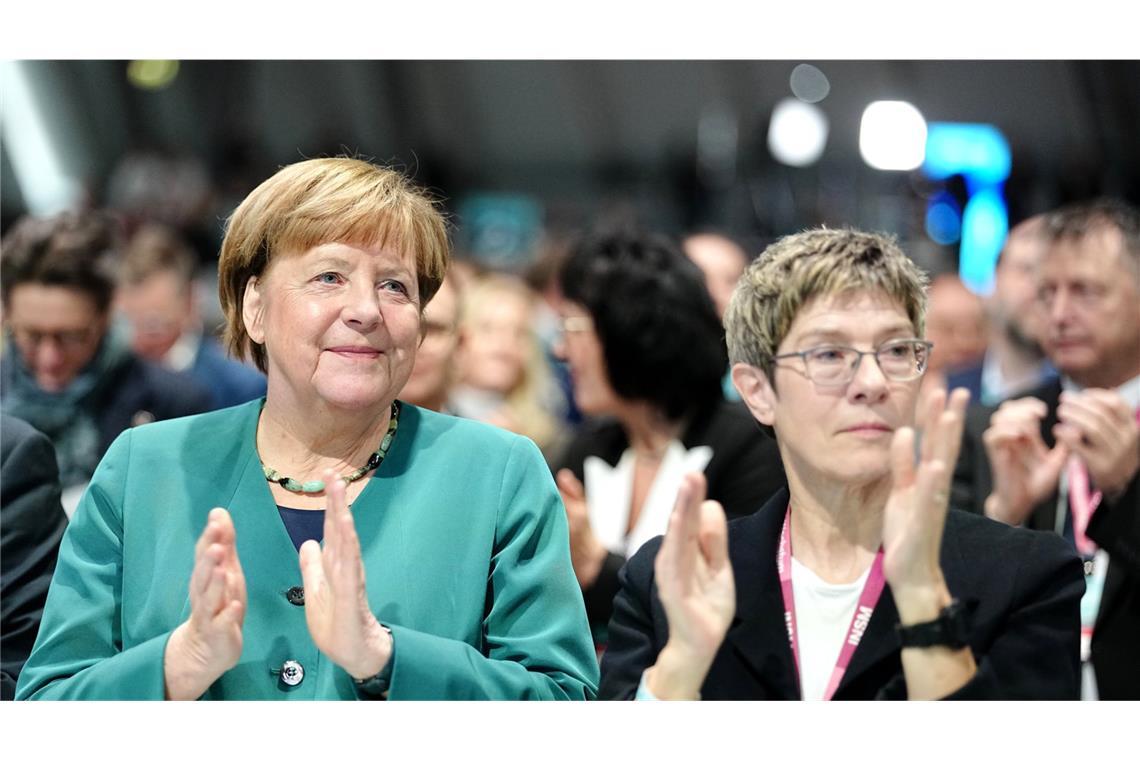 Angela ‚Merkel (links) und Annegret Kramp-Karrenbauer applaudieren beim CDU-Parteitag nach einer Rede von Friedrich Merz – nicht nach dessen Wiederwahl zum Parteichef.