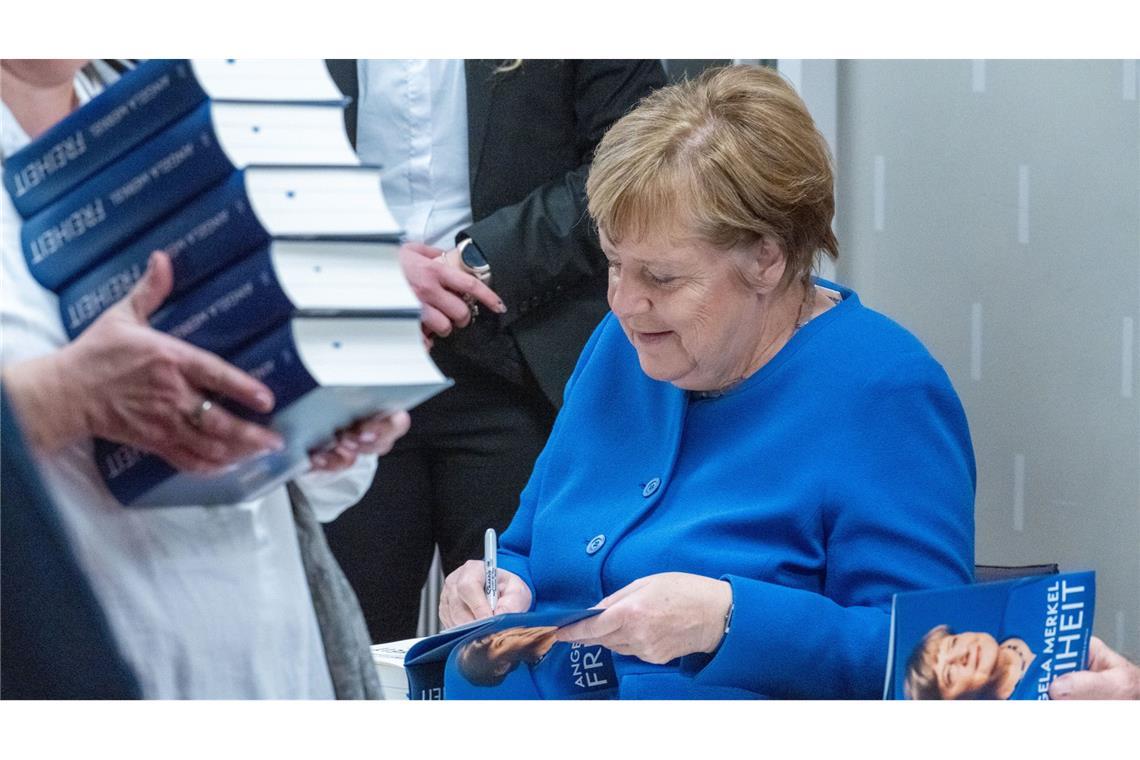 Floppt die Autobiografie von Angela Merkel? Angela Merkel signiert ihr Buch – das Werk mit 736 Seiten kostet 42 Euro.