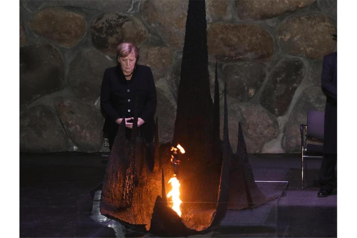 Bennett lobt Merkel als „moralischen Kompass“ Europas Angela Merkel steht an der Ewigen Flamme in der Halle der Erinnerung der Holocaust-Gedenkstätte Yad Vashem. Foto: Ariel Schalit/AP/dpa
