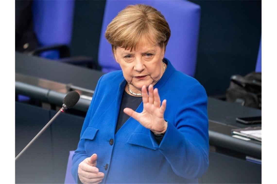 Angela Merkel stellt sich im Bundestag den Fragen der Abgeordneten. Foto: Michael Kappeler/dpa