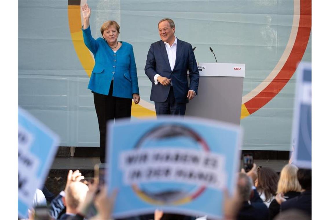 Angela Merkel und Armin Laschet beim gemeinsamen Wahlkampfauftritt in Aachen. Foto: Federico Gambarini/dpa