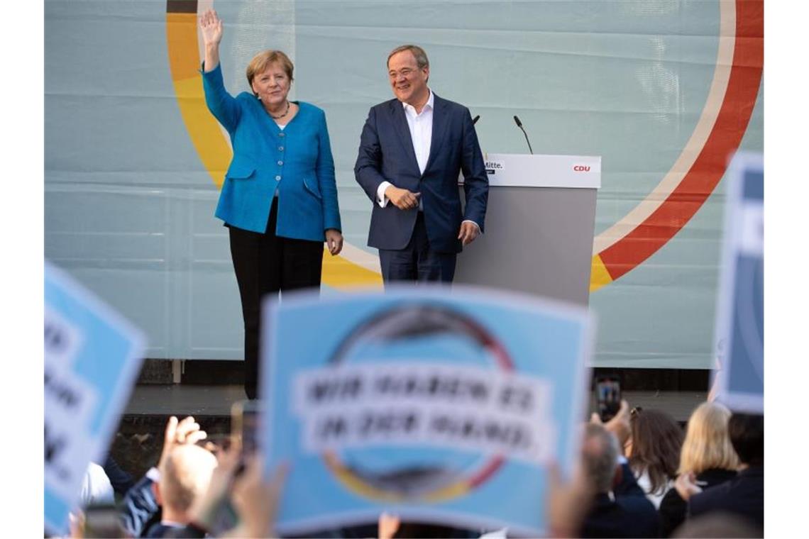 Schlussspurt vor der Wahl - Scholz will Koalition mit Grünen Angela Merkel und Armin Laschet beim gemeinsamen Wahlkampfauftritt in Aachen. Foto: Federico Gambarini/dpa