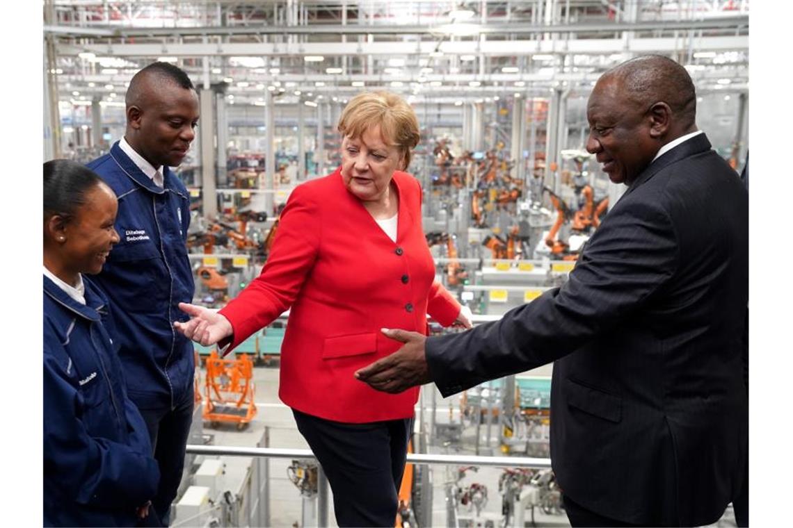 Angela Merkel und Cyril Ramaphosa (r) beim Besuch des BMW-Werks bei Pretoria. Foto: Kay Nietfeld/dpa