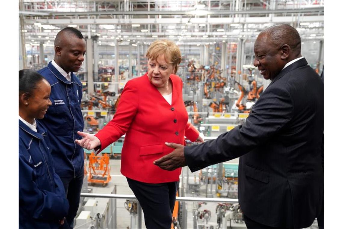 Merkel wirbt in Südafrika um Partnerschaft im Libyenkonflikt Angela Merkel und Cyril Ramaphosa (r) beim Besuch des BMW-Werks bei Pretoria. Foto: Kay Nietfeld/dpa