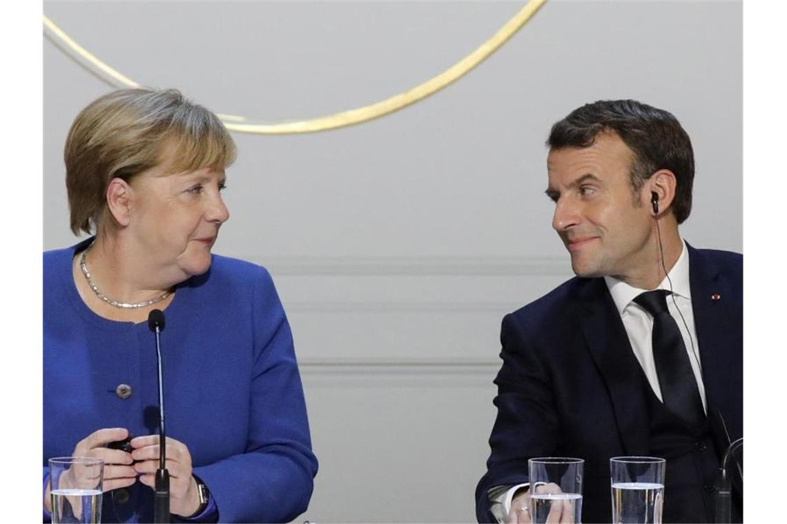 Angela Merkel und Emmanuel Macron starteten eine gemeinsame Initiative für den Wiederaufbau in Europa - die „Sparsamen Vier“ Österreich, Schweden, Dänemark und die Niederlande gehen auf Konfrontationskurs (Archiv). Foto: Ludovic Marin/AFP Pool/AP/dpa
