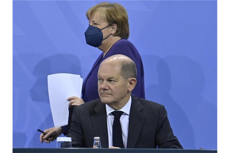 Angela Merkel und Olaf Scholz geben nach der Bund-Länder-Konferenz im Bundeskanzleramt eine Pressekonferenz. Foto: John Macdougall/AFP-Pool/dpa