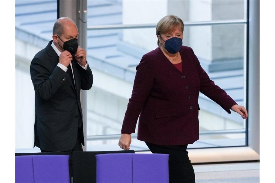 Angela Merkel und Olaf Scholz zu Beginn der Bundestagsitzung. Foto: Kay Nietfeld/dpa