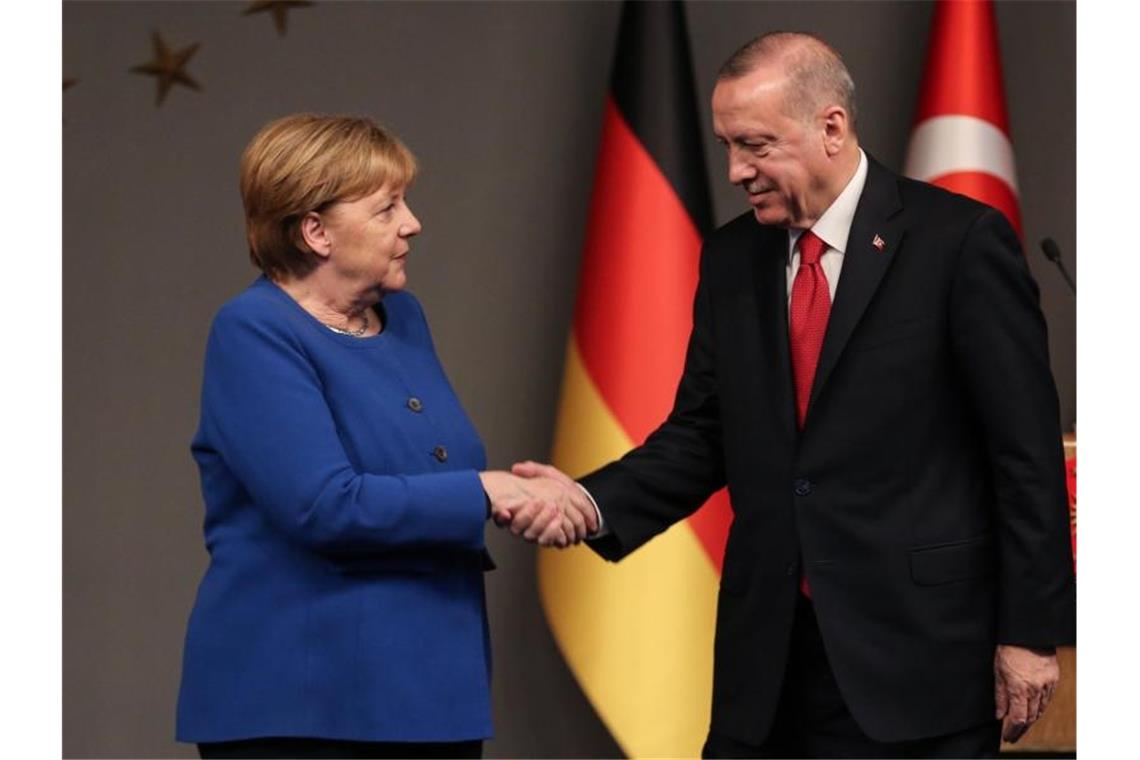 Treffen unter Freunden? Merkels Abschiedsbesuch bei Erdogan Angela Merkel will mit Recep Tayyip Erdogan unter anderem über das Thema Migration sprechen. Foto: Ahmed Deeb/dpa