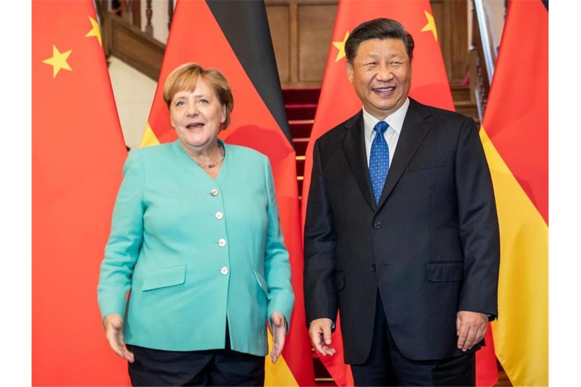 Angela Merkel wird im Gästehaus von Staatspräsident Xi Jinping vor Beginn eines Vieraugengesprächs begrüßt. Foto: Michael Kappeler
