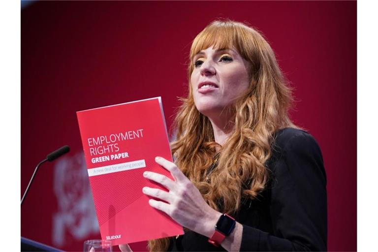 Angela Rayner, stellvertretende Vorsitzende der Labour Partei, spricht auf dem Labour-Parteitag in Brighton. Foto: Stefan Rousseau/PA Wire/dpa