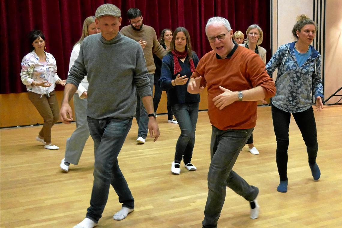 Tanz als Teil der Lehrerausbildung der Freien Waldorfschule Backnang Angeleitet von Oliver Haller (vorne rechts) setzen die Teilnehmenden am Seminar Musik in Bewegung um. Foto: Cordula-Irene von Waldow-Noller