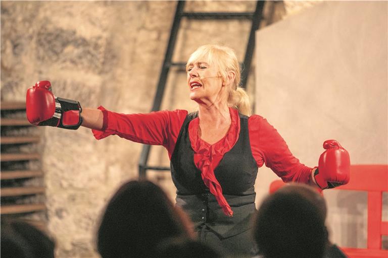 Angelika Beier teilte kräftig aus, zum Teil auch ziemlich unter der Gürtellinie. Mit ihrer urkomischen Mimik erntete sie herzhafte Lacher. Foto: A. Becher