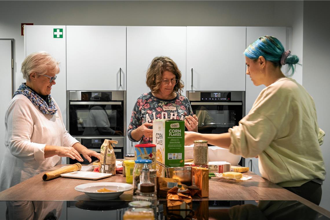 Angelika Fechter, Annette Härdter und Miriam Balija arbeiten gemeinsam an den veganen Leckereien. Foto: Alexander Becher