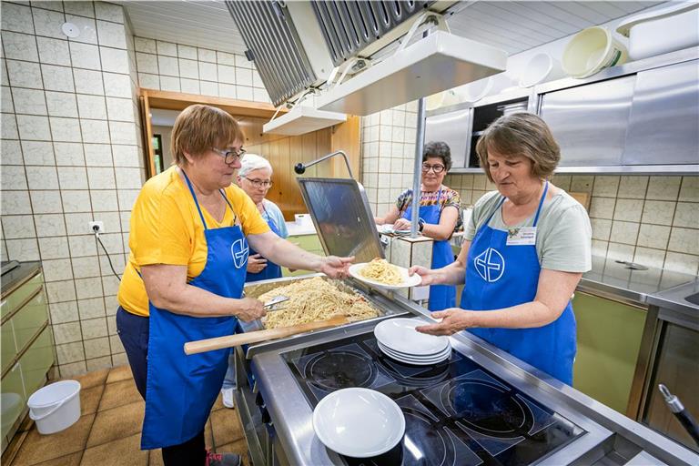 Angelika Kronmüller, Sabine Stapf, Ulrike Häußermann und Christina Schmidgall (von links) sind Teil des Küchenteams Jeden Mittwoch bereiten sie in der Zionskirche rund 100 Mahlzeiten zu und verteilen diese auch. Foto: Alexander Becher