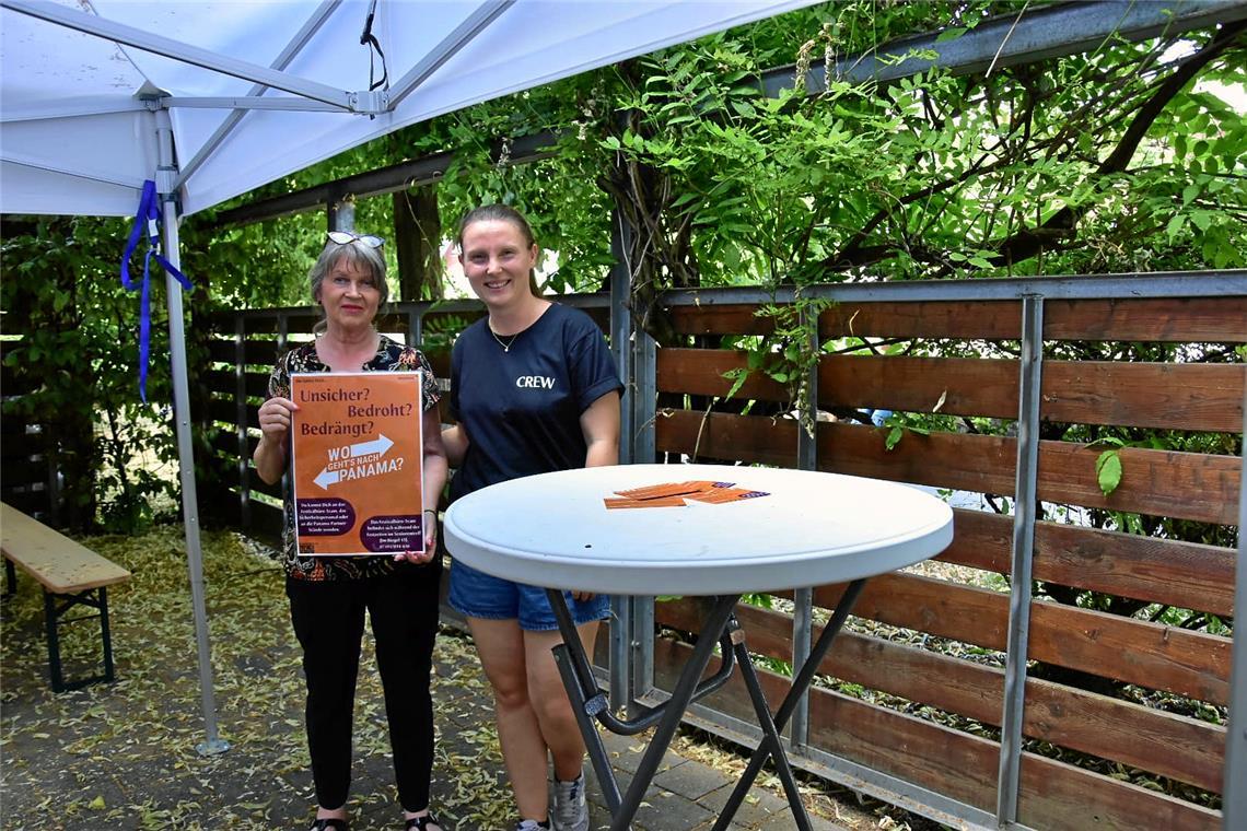 Angelika Kübler-Webler (links) leitet den Awareness-Bereich. Violeta Schulz ist Leiterin des Festivalbüros, das das Straßenfest organisiert. Foto: Tobias Sellmaier