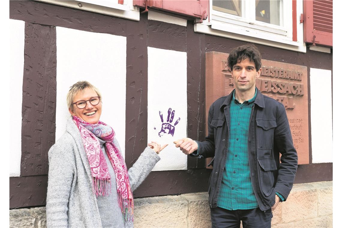 Für ein gutes Miteinander Angelika Roth vom Kreisjugendring und der Weissacher Fabian Baur zeigen eine der 15 Tafeln mit Handabdrücken, die an verschiedenen öffentlich zugänglichen Orten in Weissach im Tal angebracht werden sollen, unter anderem im Eingangsbereich des Rathauses in Unterweissach. Foto: J. Fiedler
