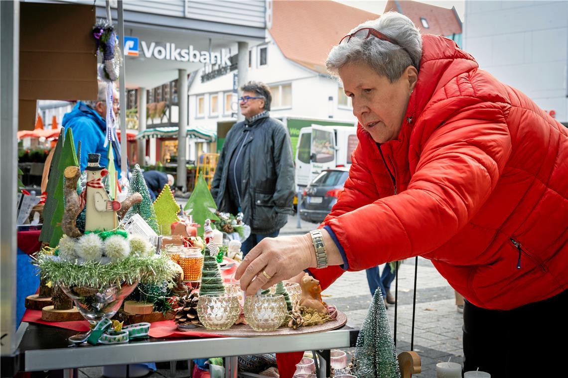 Mit Upcycling Weihnachtsdeko gestaltet Angelika Rüb präsentiert ihre Dekoartikel auf dem Backnanger Wochenmarkt. Foto: Alexander Becher