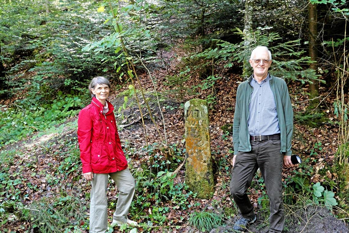 Stumme Zeugen der Vergangenheit Angelika Szöke und ihr Mann Manfred Tegenkamp, hier beim Wassertretbecken beim Spielplatz Steinbachtal in Althütte. Foto: J. Fiedler