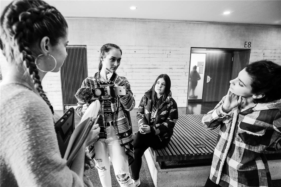 Angelina Stotz, Angelika Pirogov, Monika Herrmann und Bahar Edemen (von links) haben mit dem Handy ein Video gedreht.Foto: A. Becher