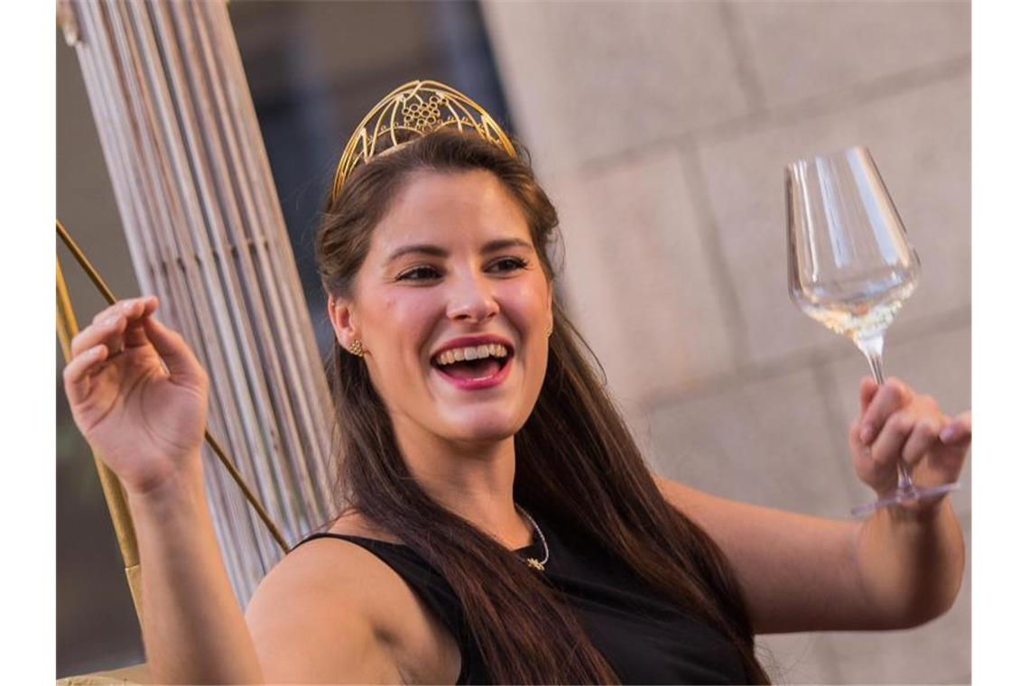 Weinbranche wählt im Herbst neue Sympathieträgerin Angelina Vogt, Deutsche Weinkönigin, grüßt beim alljährlichen Winzerfestumzug vom Festwagen. Foto: Andreas Arnold/dpa