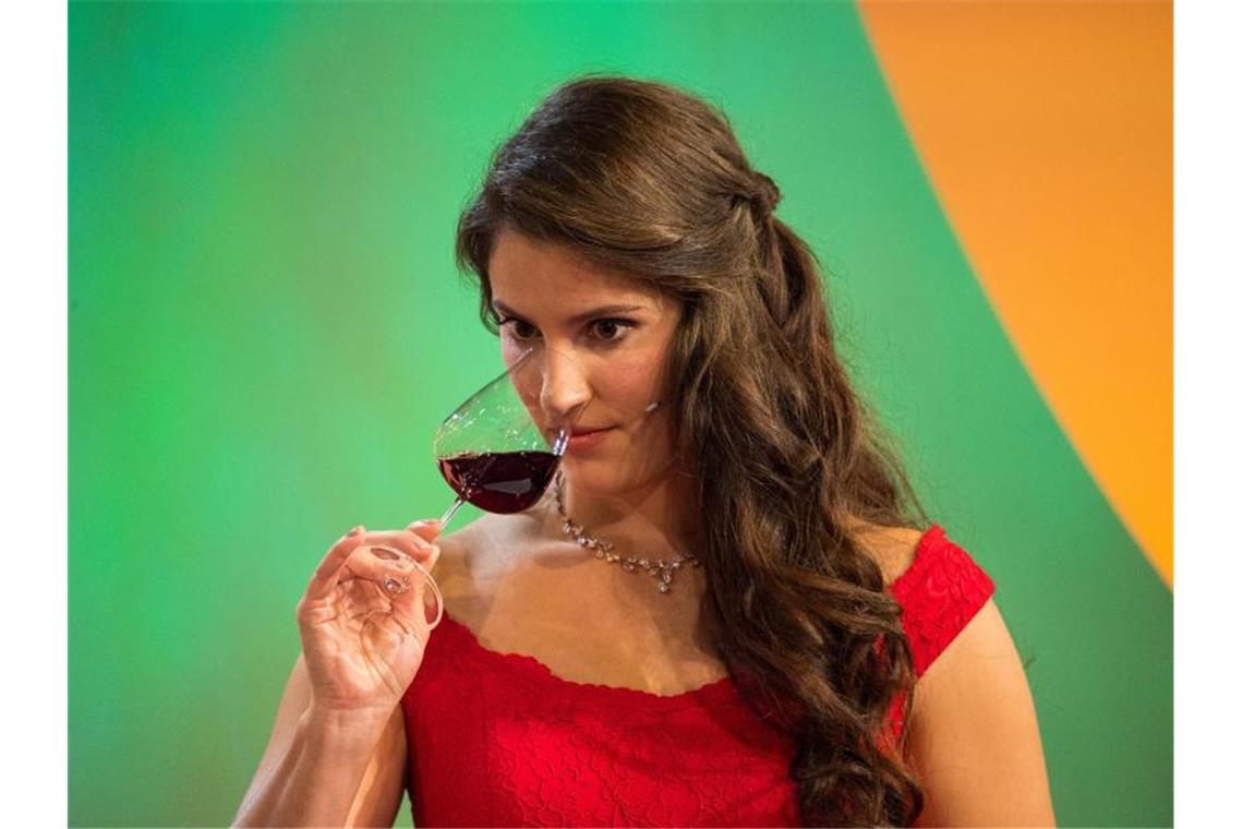 Angelina Vogt, Gebietsweinkönigin Nahe, setzt bei der Blindverkostung das Weinglas an. Foto: Andreas Arnold