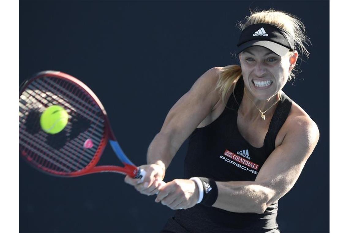 Nach 14 Tagen Quarantäne: Kerber feiert Auftaktsieg Angelique Kerber hat ihr erstes Tennis-Match im neuen Jahr gewonnen. Foto: Andy Brownbill/AP/dpa