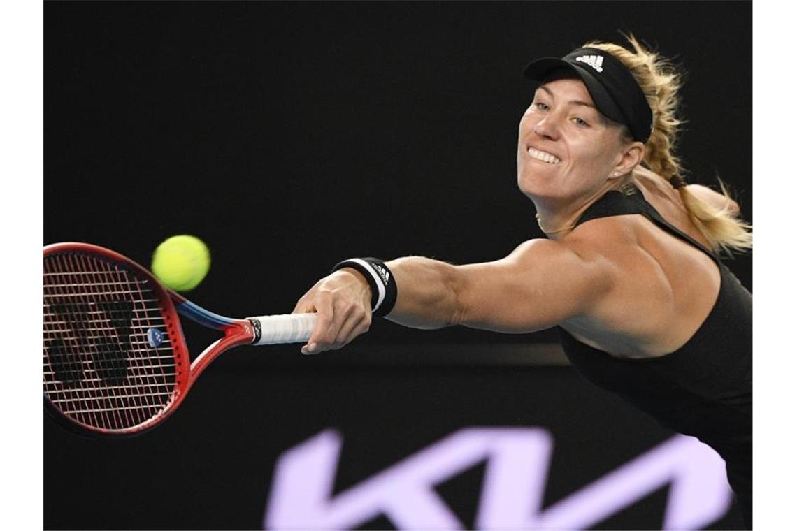 Kerber im Viertelfinale ausgeschieden Angelique Kerber hechtet zum Ball. Foto: Andy Brownbill/AP/dpa