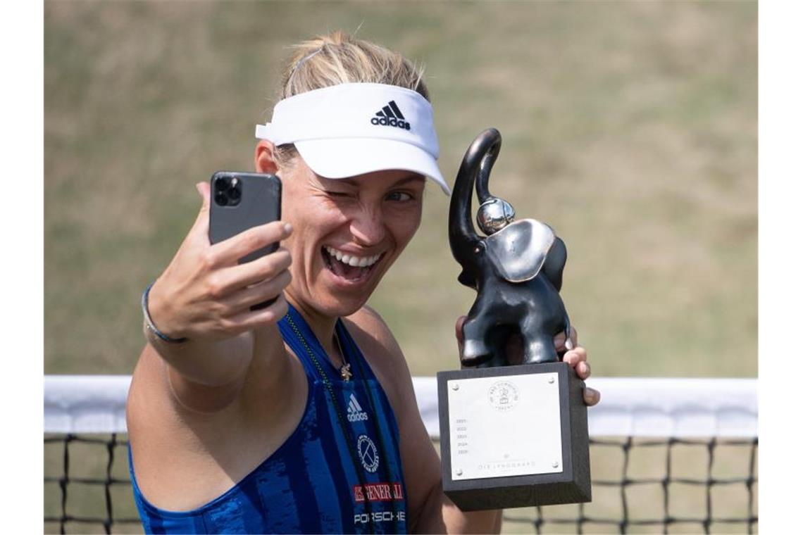 Angelique Kerber macht nach ihrem Sieg in Bad Homburg ein Selfie mit dem Pokal des Turniers. Foto: Sebastian Gollnow/dpa