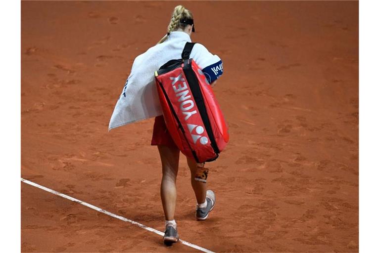 Angelique Kerber verlässt nach der Niederlage den Platz. Foto: Thomas Kienzle/AFP-Pool/dpa