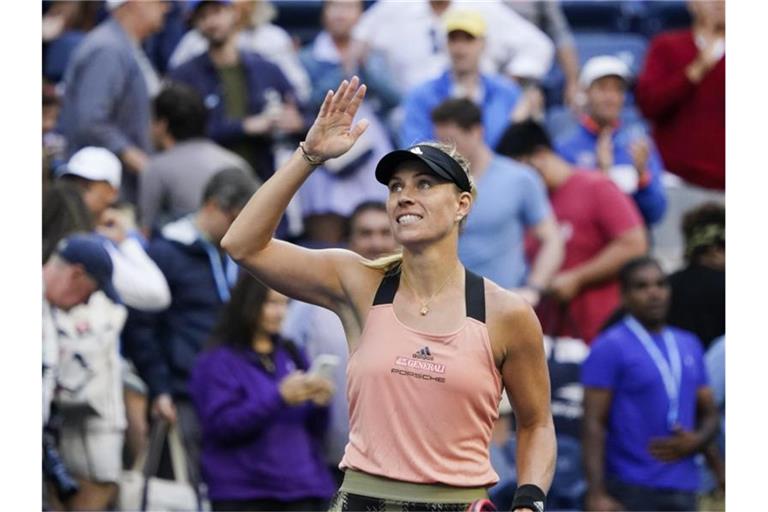 Angelique Kerber winkt nach ihrem Sieg den Fans zu. Foto: Elise Amendola/AP/dpa