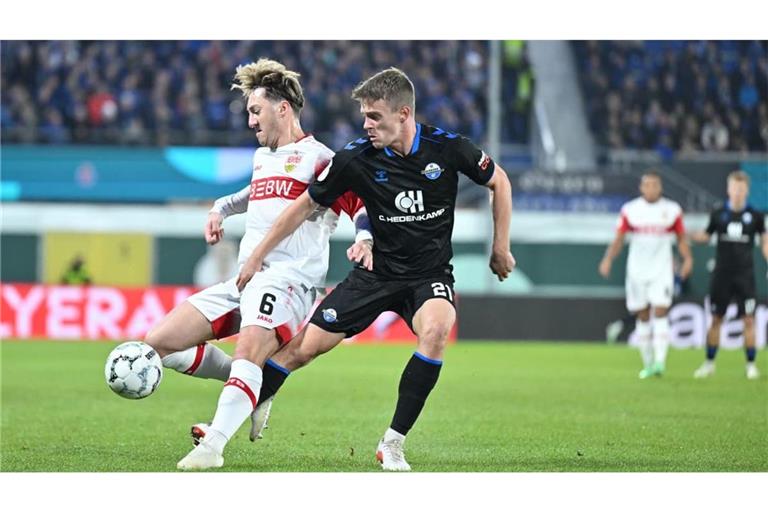 Angelo Stiller (li.) kämpft mit Jano ter Horst um den Ball - und muss später verletzt raus.