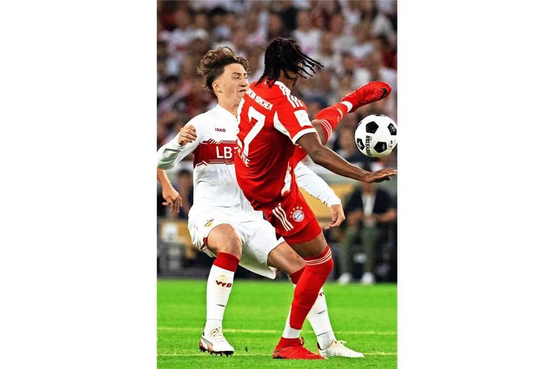 Angelo Stiller (li.) und der VfB unterlagen den Bayern um Michael Olise im Supercup.