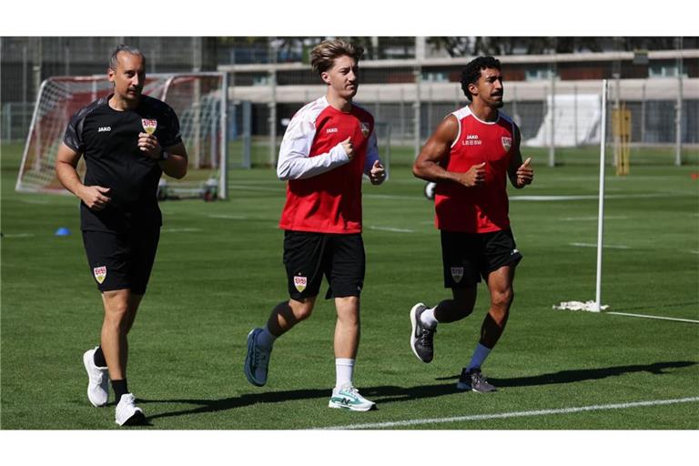 Angelo Stiller (Mitte) und Tiago Tomas im Training am Dienstag