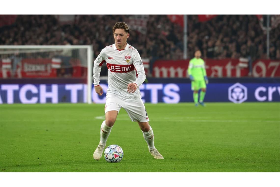 Angelo Stiller (Note 5): Der Mittelfeld-Regisseur scheiterte an diesem Abend an der Aufgabe, der Partie seinen Stempel aufzudrücken und nach der Führung Ruhe ins Stuttgarter Spiel zu bringen. In der Nachspielzeit der ersten Hälfte leistete er sich einen groben Ballverlust, der beinahe zu einem Gegentreffer geführt hätte. Auch nach der Pause mit Ballverlusten wie in der 59. Minute. Ein ungewohnt schwacher Auftritt des Schlüsselspielers.