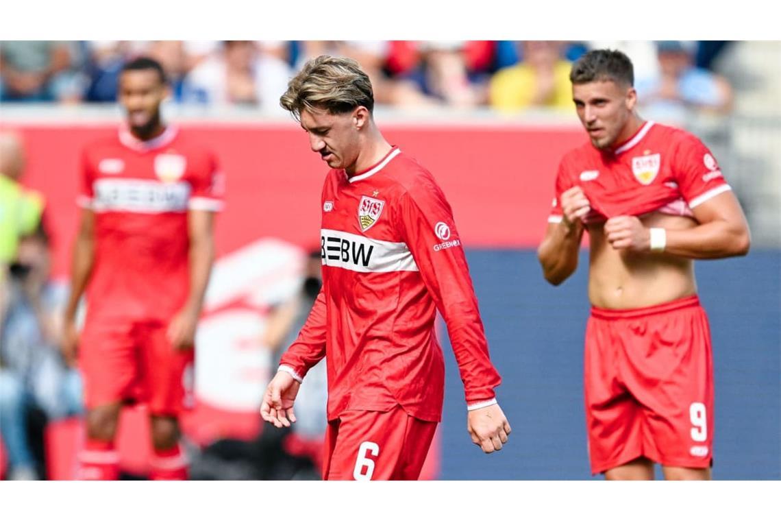 Angelo Stiller (Nummer 6) musste verletzt raus, Ermedin Demirovic (re.) traf das Tor nicht: Der VfB erlebte einen gebrauchten Tag in Sinsheim.