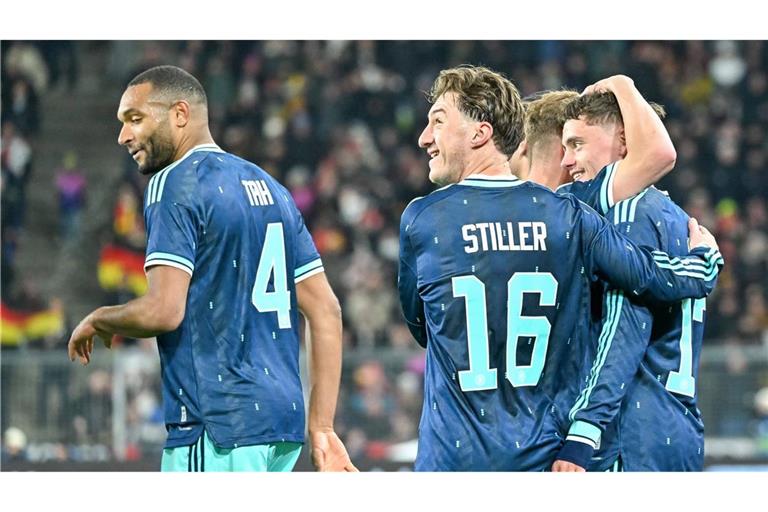 Angelo Stiller und Co. freuen sich über das Tor zum 3:2 durch Florian Wirtz.