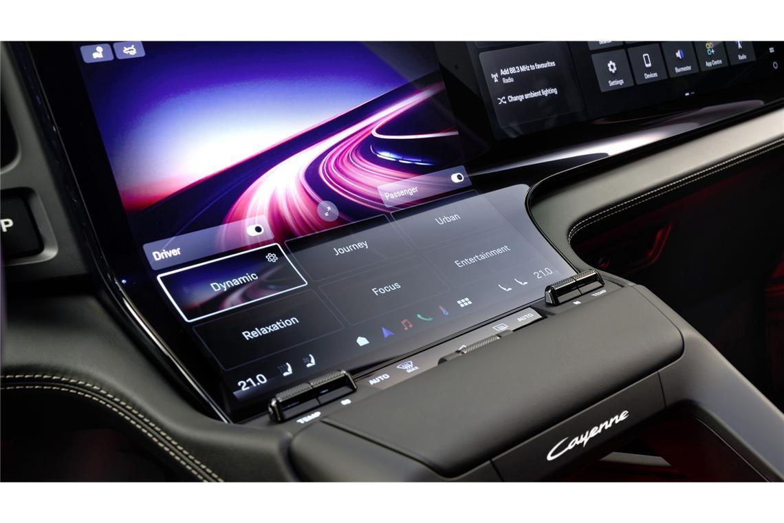 Angenehm: Trotz Touch-Bedienung verzichtet Porsche beim neuen Cayenne nicht auf Tasten: Zwischen Ferry-Pad und Screen  sind Hebel für Temperatureinstellung und Intensität sowie eine Rolle für die Lautstärke.