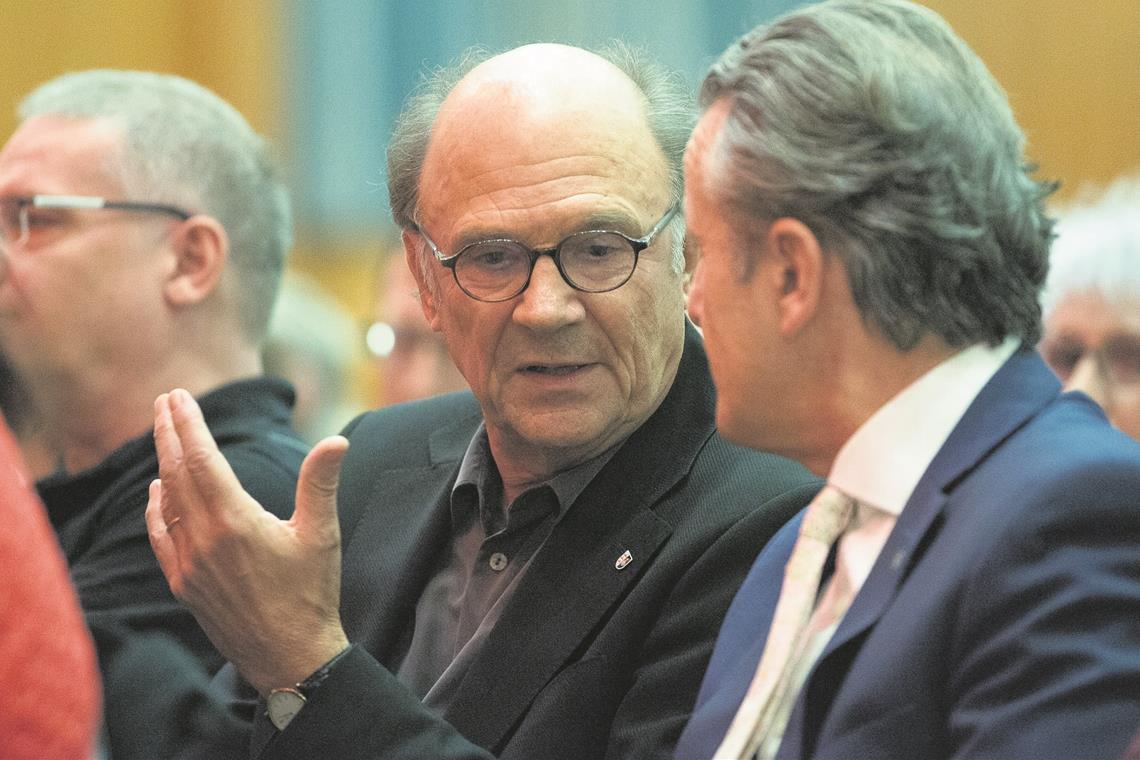 Jurist, OB, Manager und Gatte Angeregt ins Gespräch vertieft: Hannes Rieckhoff und OB Frank Nopper. Sie begegneten sich anlässlich einer Lesung von Thekla Carola Wied in Backnang im Dezember 2016. Foto: A. Becher