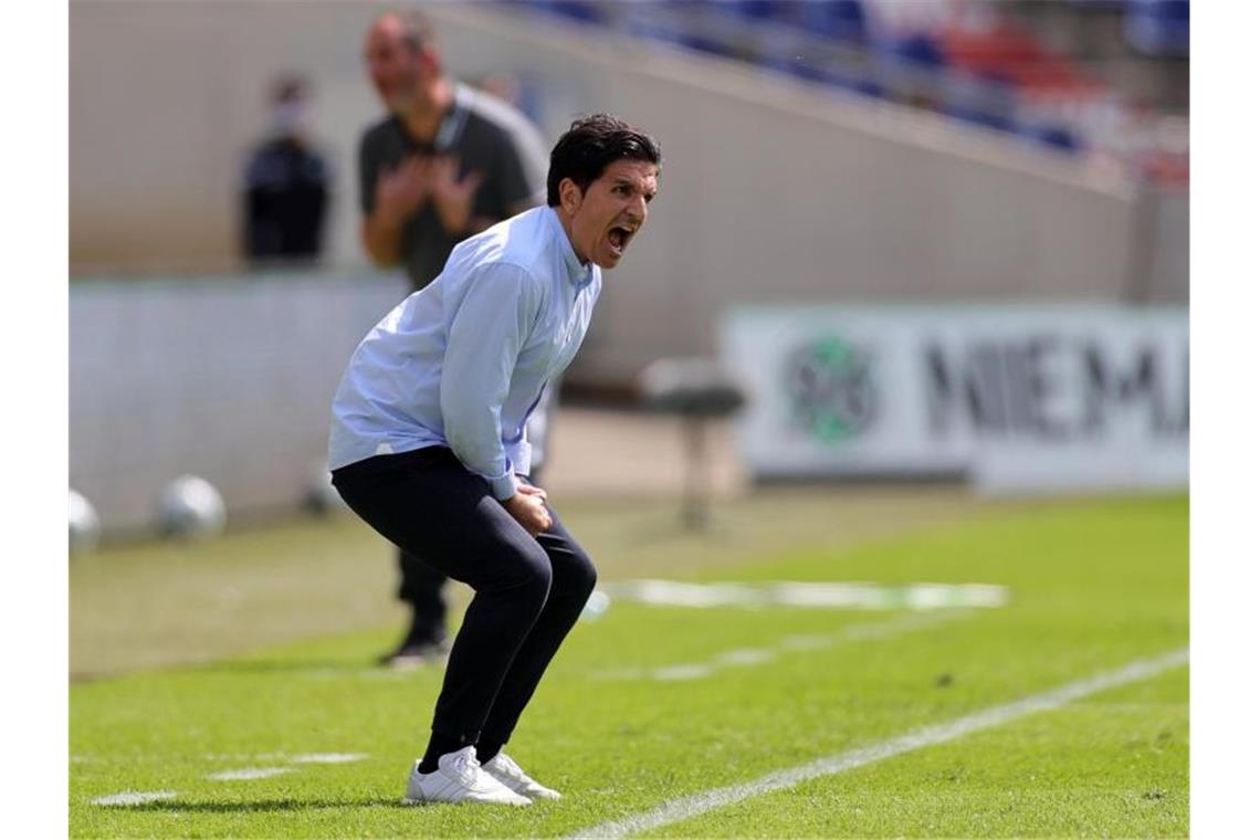 96-Coach Kocak zu Corona-Verstößen: „Keine Toleranz“ Angesäuert: 96-Coach Kenan Kocak. Foto: Friedemann Vogel/epa/Pool/dpa