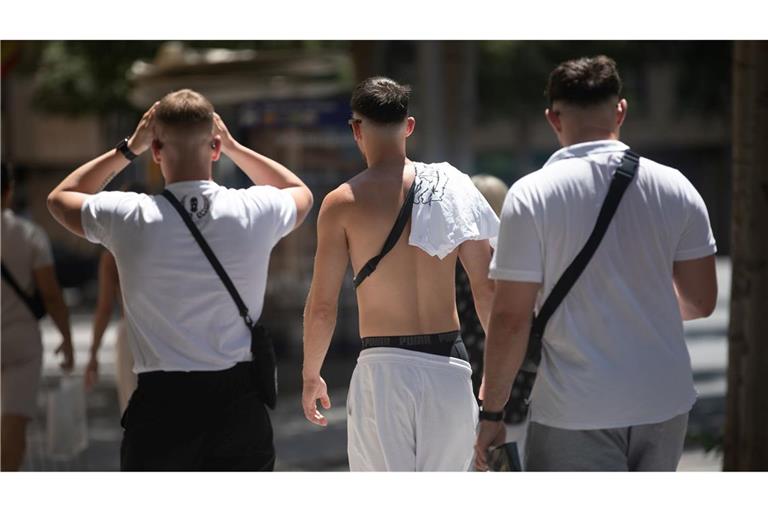 Angesagt bei jungen Männern: das klassische weiße T-Shirt. Aber auch: zeigen, was man hat. Blanke Brust? Tattoos? Waschbrettbauch? (Archivbild)
