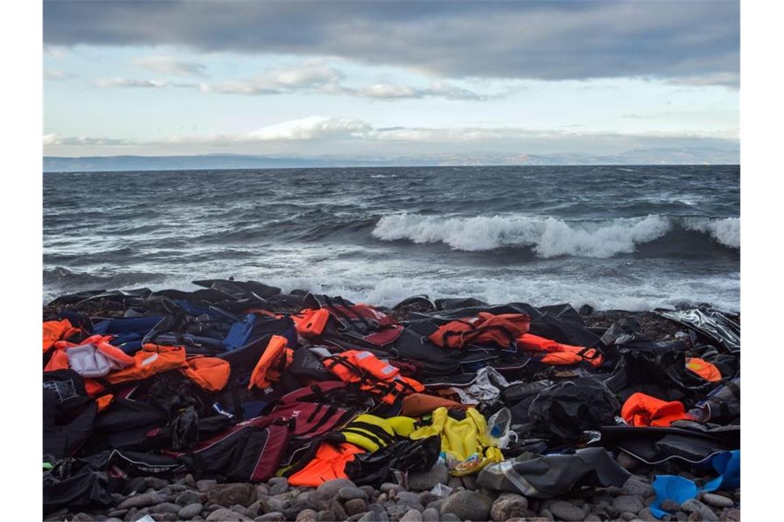 Dutzende Tote nach Bootsunglück im Mittelmeer befürchtet