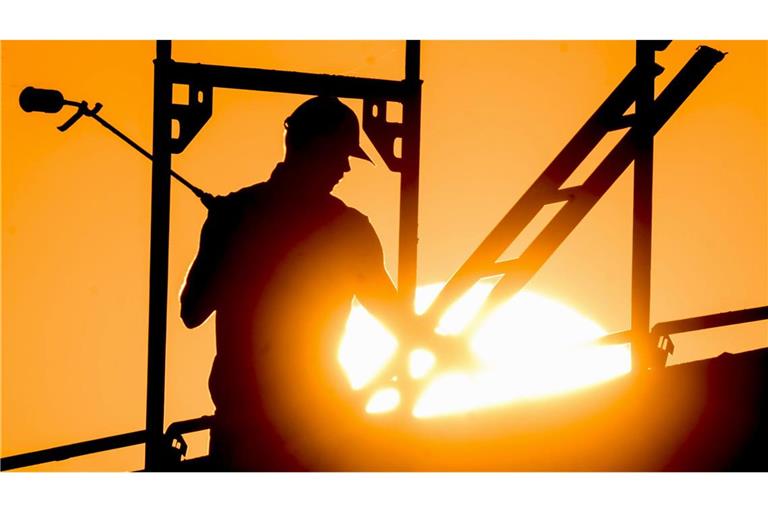 Angesichts der aktuellen Hitzewelle hat die IG BAU gefordert, auf den Baustellen die Arbeit einzustellen. (Symbolbild)
