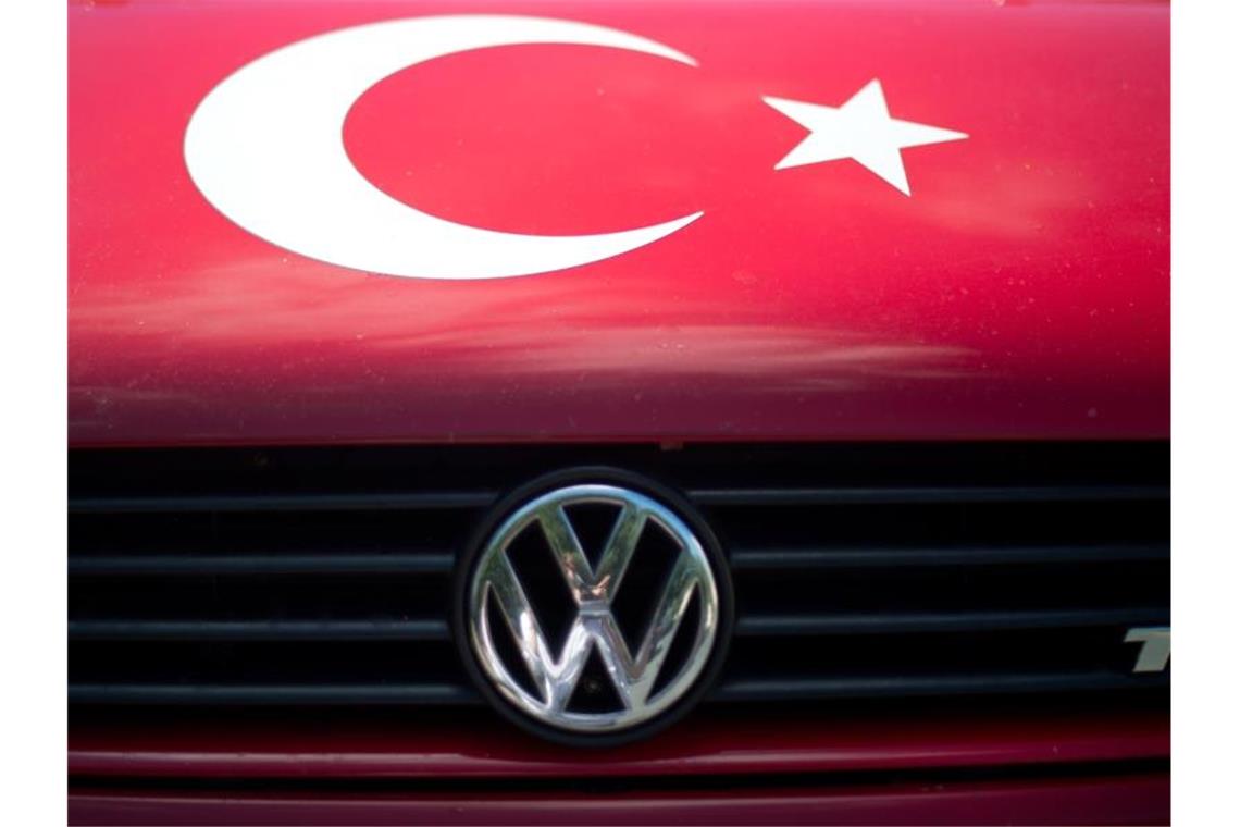 Angesichts der Militäroffensive der Türkei in Nordsyrien hängt nun ein Fragezeichen über einem geplanten VW-Werk nahe Izmir. Foto: Sebastian Gollnow/dpa