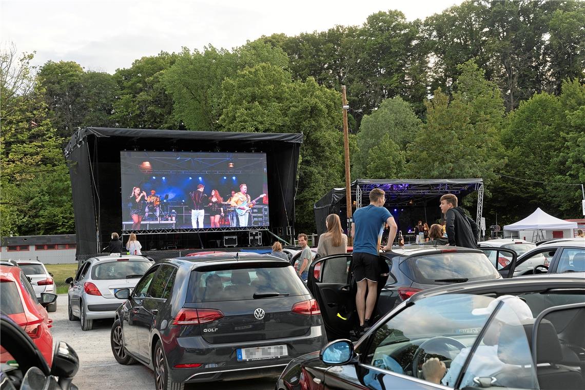 Angesichts der stimmungsvollen Musik hält es die Besucher kaum in den Autos.